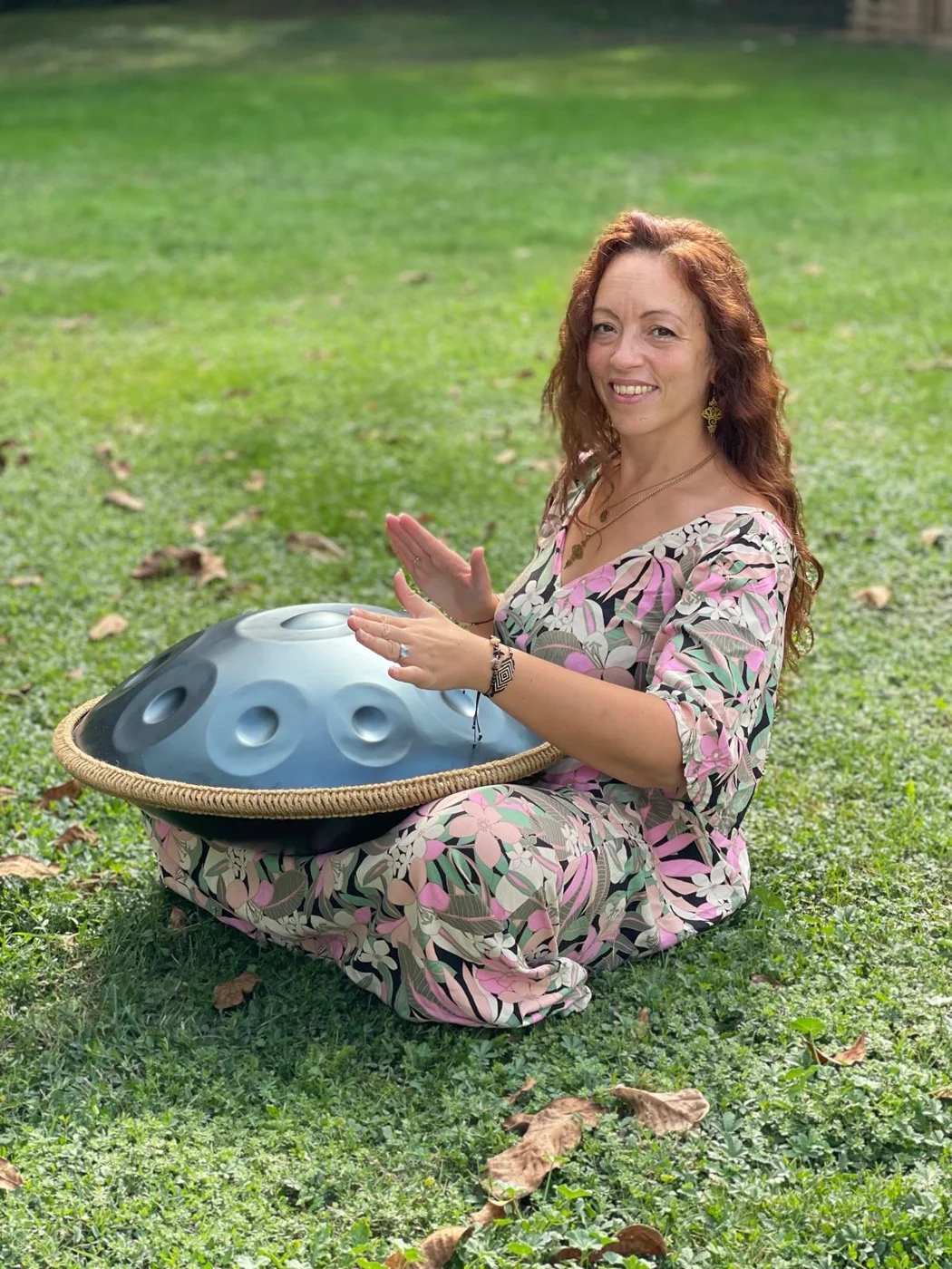 Angélique Berteaux jouant du handpan en extérieur