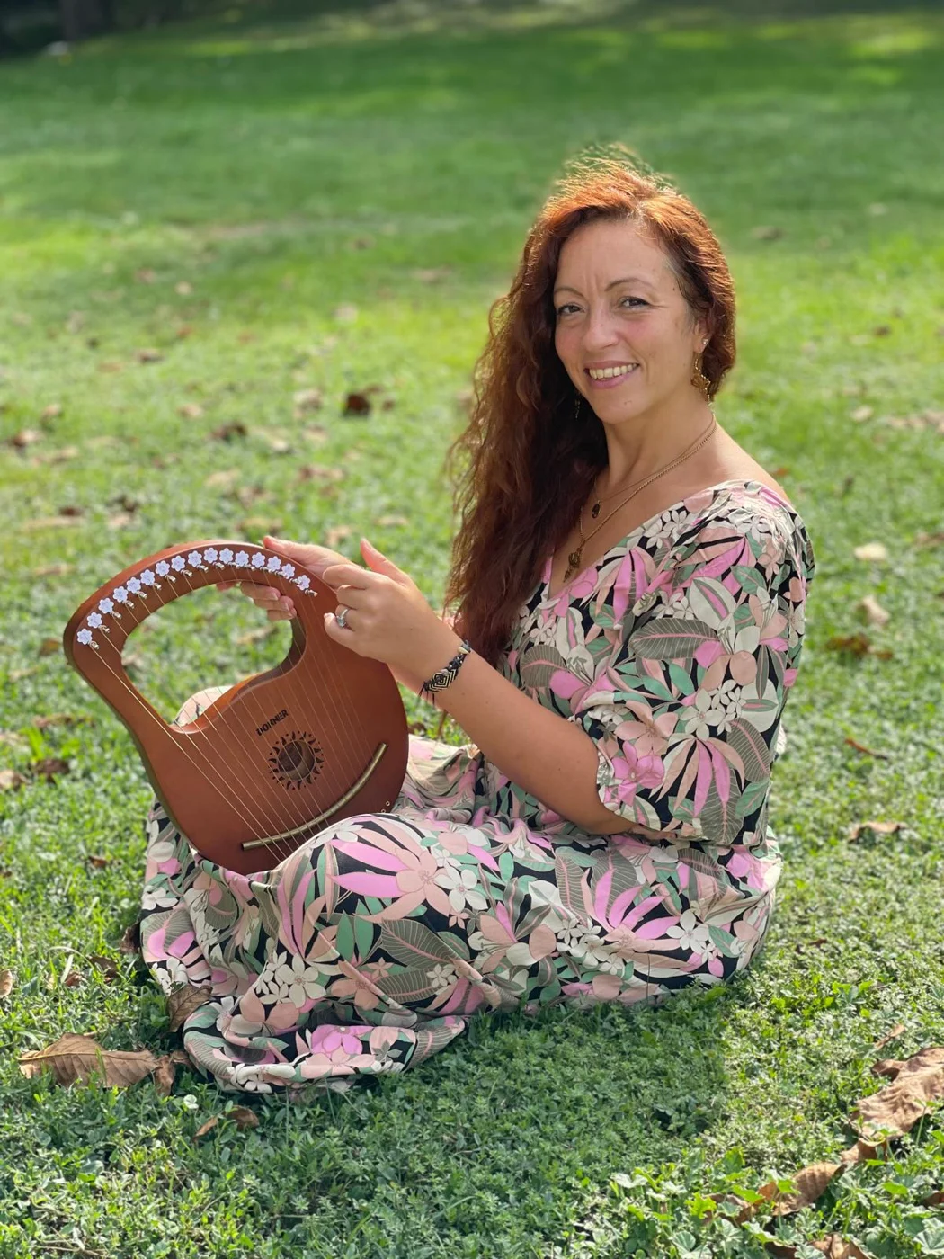 Angélique Berteaux avec sa lyre dans le jardin
