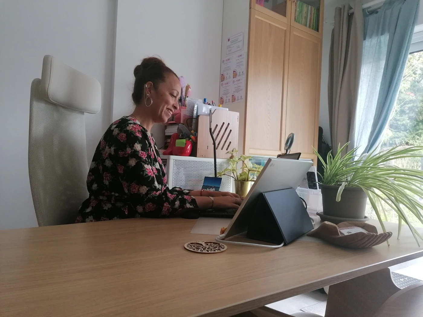 Angélique Berteaux à son bureau, équipée pour les rendez-vous à distance