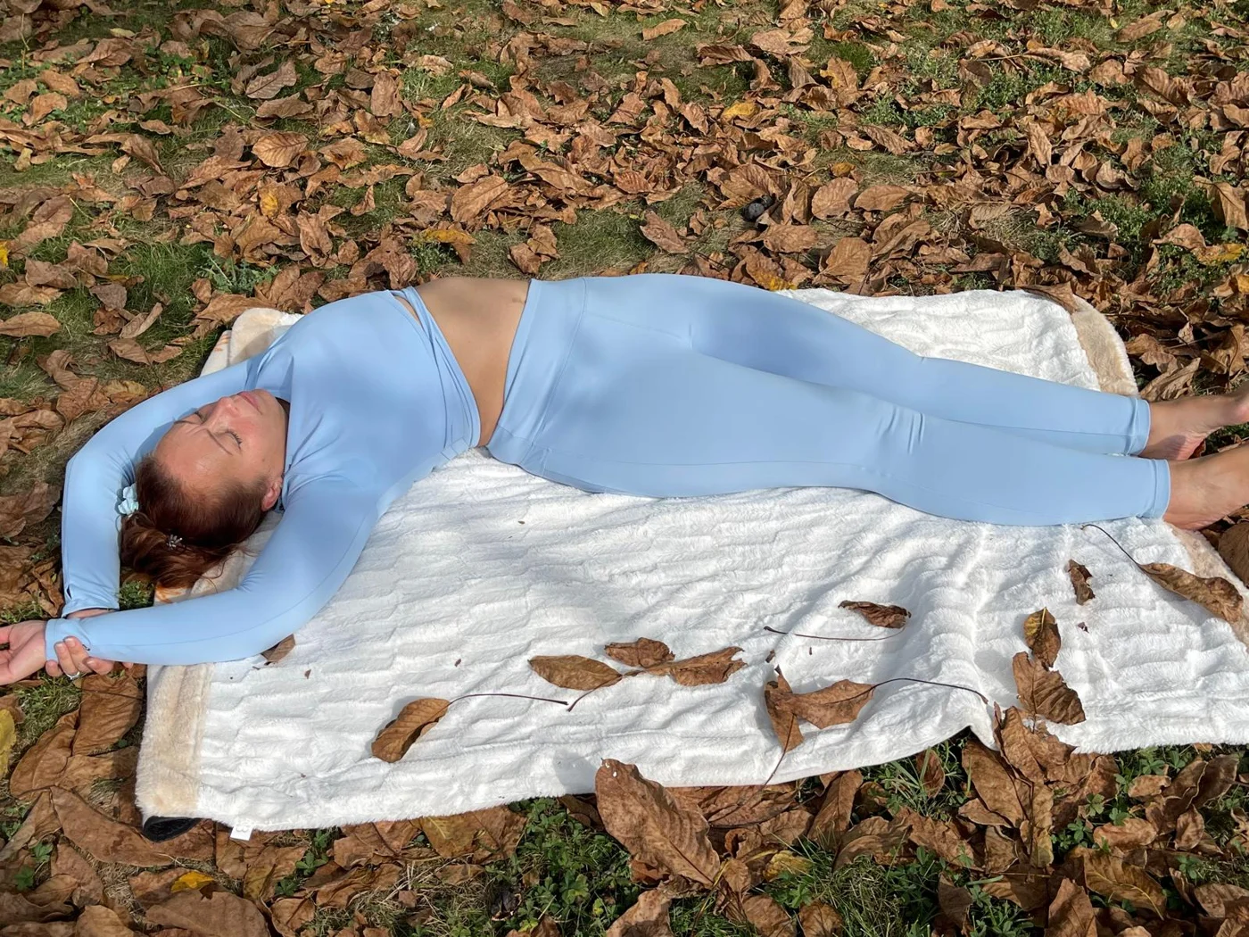 Angélique Berteaux en posture de yoga au repos en extérieur