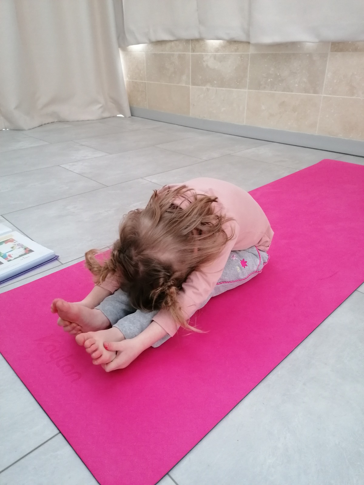 Enfant en posture de Baby Yoga aux Portes du Souffle