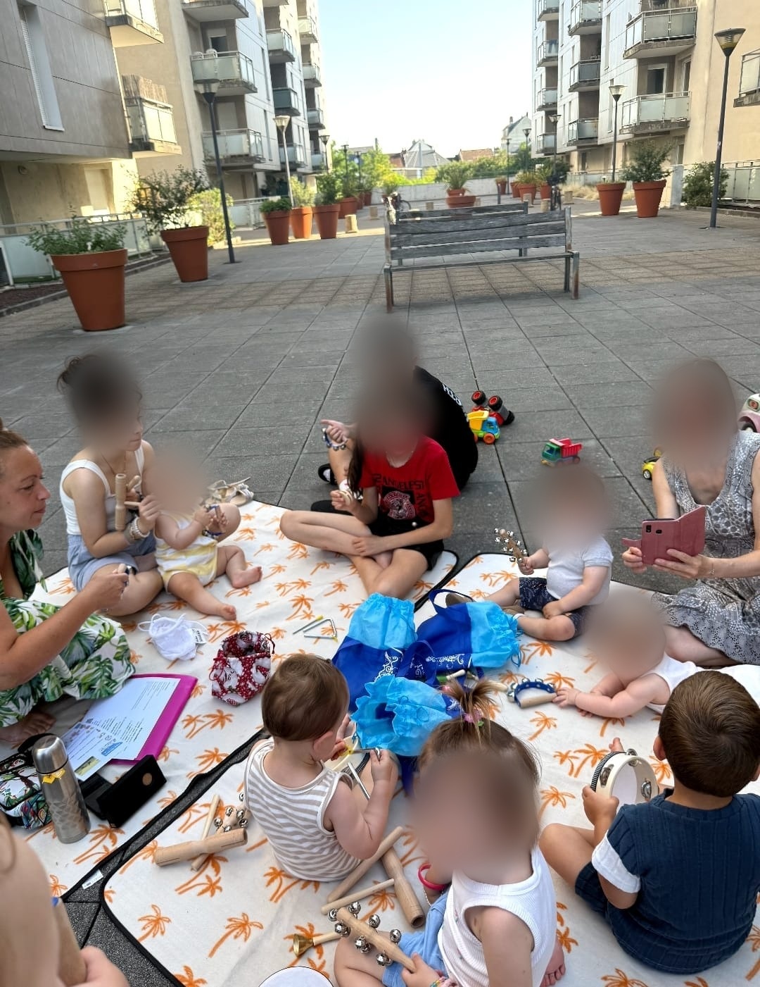 Séance réelle d’éveil musical avec les visages des enfants floutés
