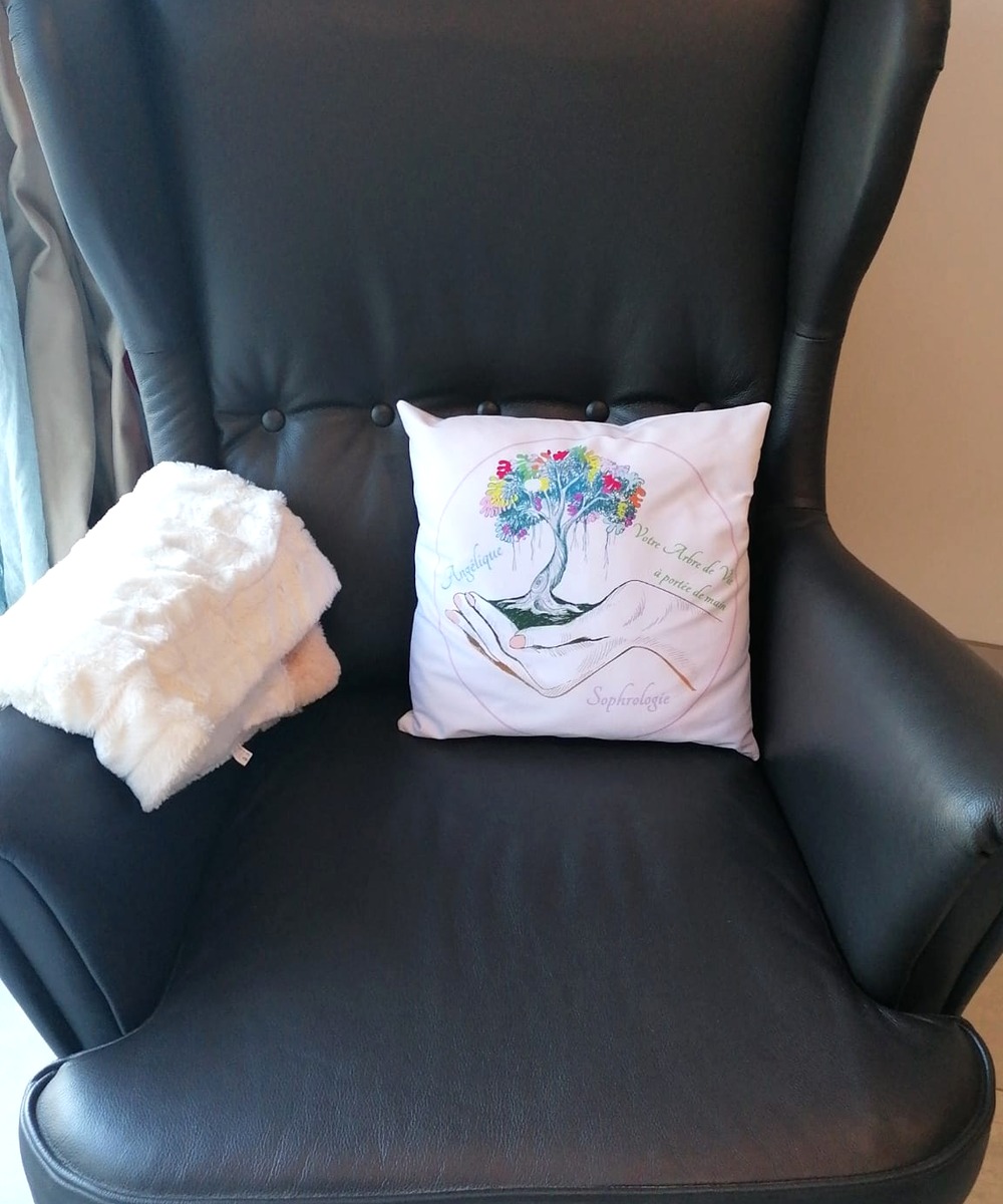 Fauteuil d’accompagnement en sophrologie avec le coussin des Portes du Souffle