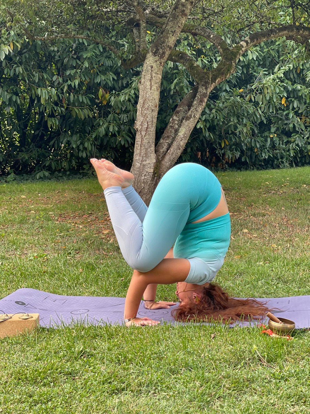Angélique en yoga Yang : équilibre sur la tête
