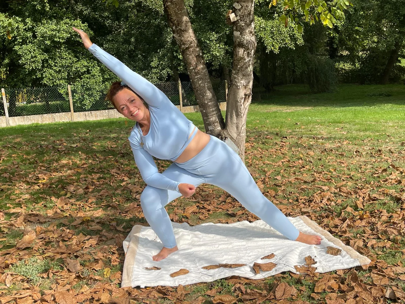 Angélique en yoga Yang : guerrier inversé