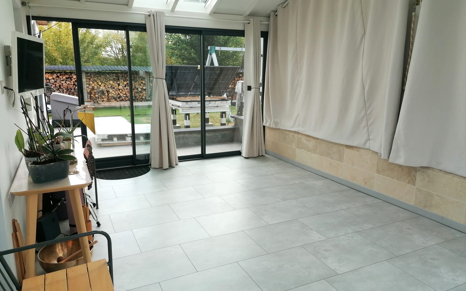 Salle lumineuse de yoga des Portes du Souffle à Marray